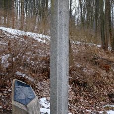 Fragment zaniklého kostela svatého Martina v Cínově na cestě do zaniklé osady Stichlův Mlýn