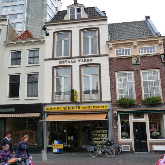 Pand met gepleisterde lijstgevel