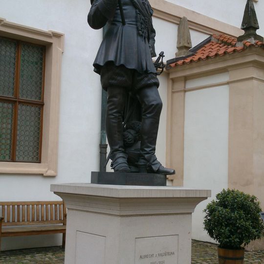 Socha Albrechta z Valdštejna na nádvoří Valdštejnského paláce