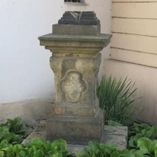 Podstavec s vylomeným křížem u kostela svatých Petra a Pavla v Bílíně