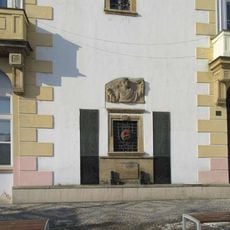 Pomník padlým v Litovli na zdi radnice