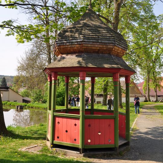 Altán v zámeckém parku ve Spáleném Poříčí