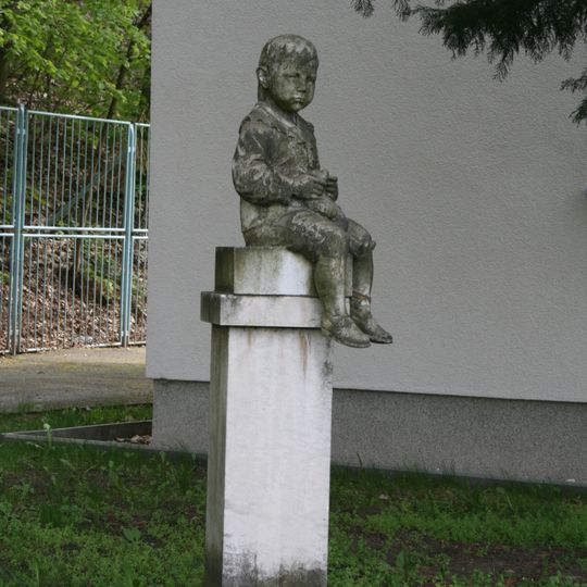 Socha u dětského domova Dagmar v Žabovřeskách