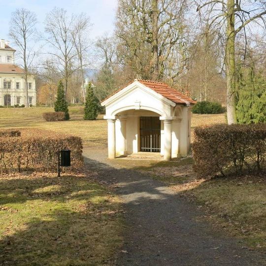 Kaple v zámeckém parku v Ostrově nad Ohří