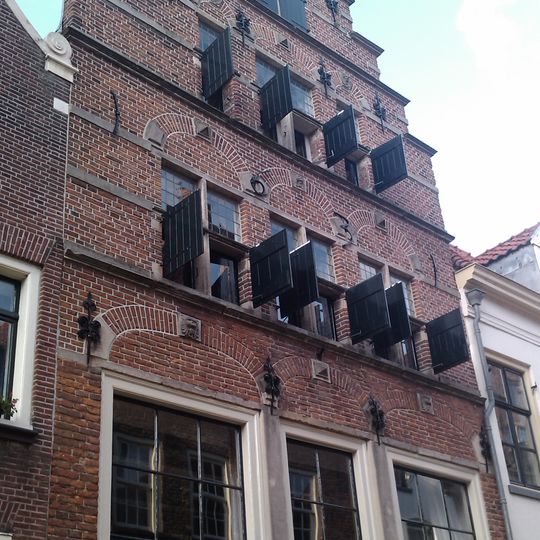 Huis met hoge bakstenen trapgevel in jaarankers gedateerd 1631,