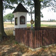 Kaplička a boží muka na křižovatce silnic západně od Hořic u Humpolce