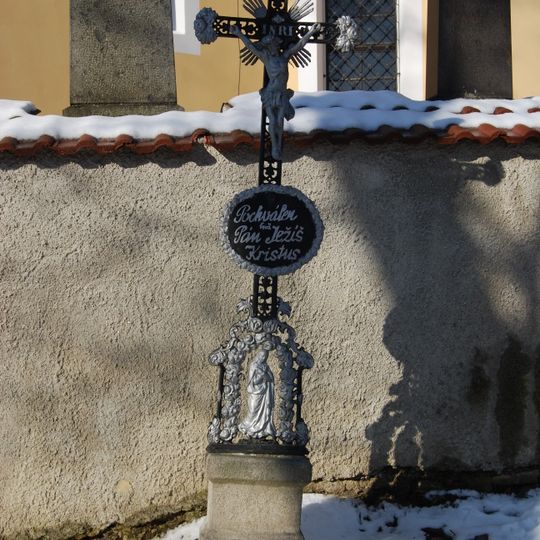 Kříž před hřbitovem