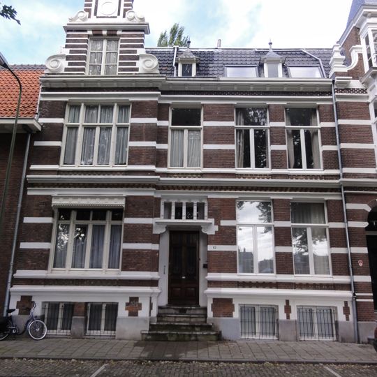 Woonhuis in Eclectische vormentaal en elementen van de Neo-Renaissance en Chaletstijl