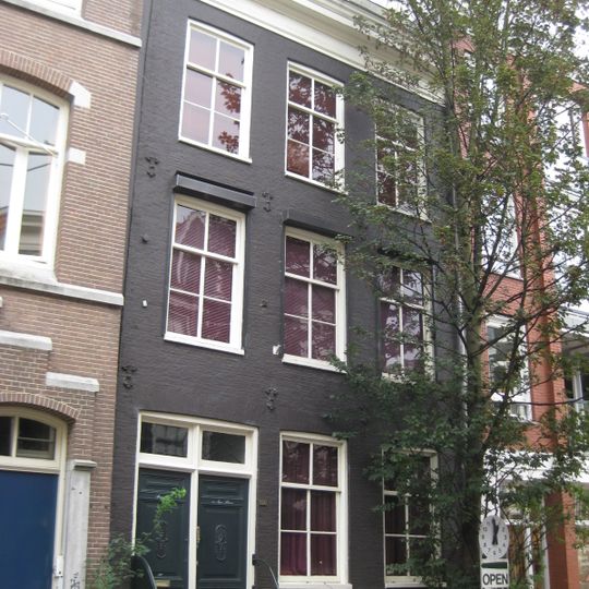 Pand met gebroken dak en gevel onder rechte lijst