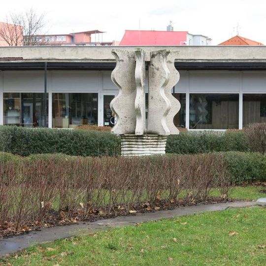 Mramorová plastika v atriu areálu Perla v Řetenicích