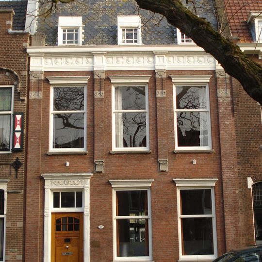 Herenhuis gebouwd in sobere Um-1800 stijl