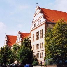 Schulbau mit Aula Möbiusstraße 8