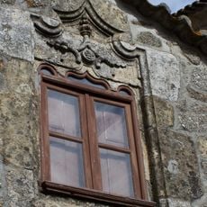 Casas com janelas manuelinas na rua da Procissão