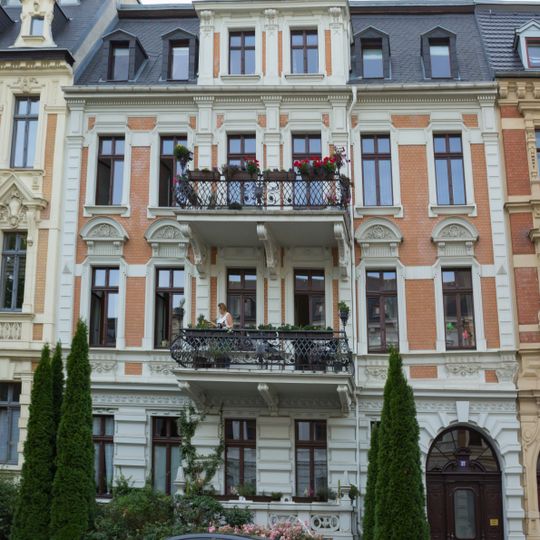 Mietshaus in geschlossener Bebauung mit Vorgarten Augustastraße 32