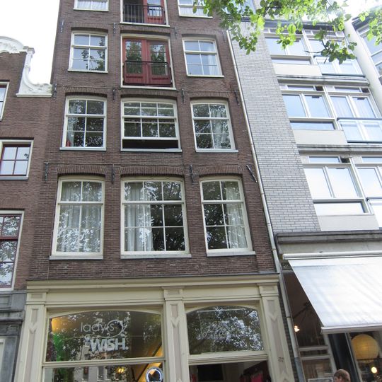 Pand met gevel onder rechte lijst en houten topje