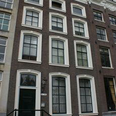 Pand met gevel onder rechte zandstenen lijst met consoles