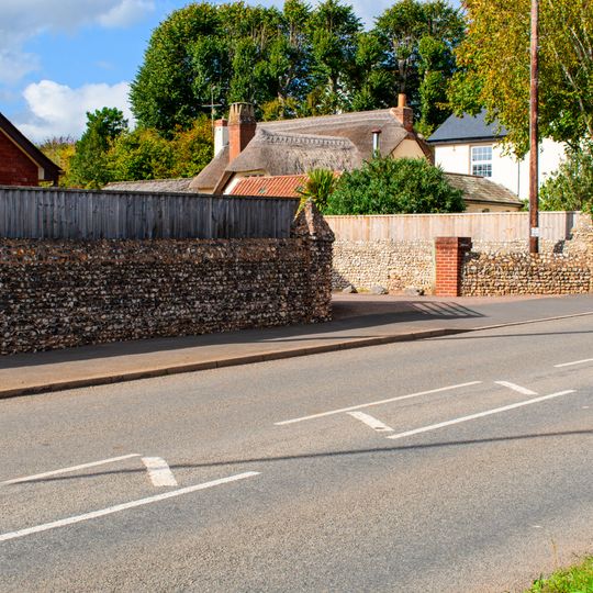 Daveys Cottage Including Barn Adjoining To West