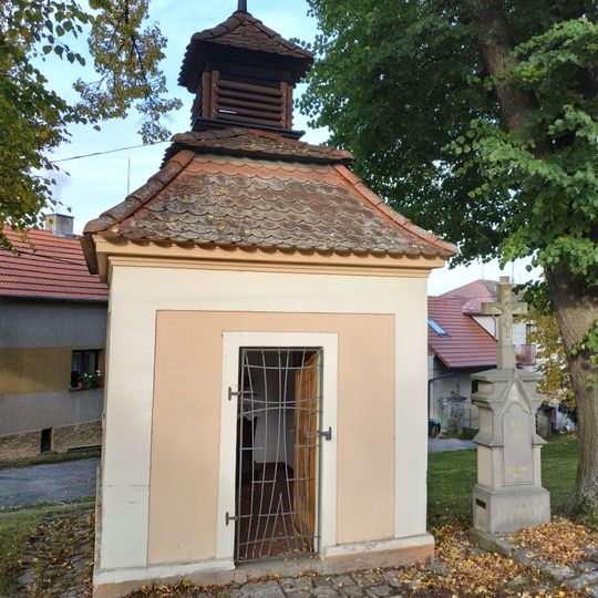 Kříž u kaple v Bohách