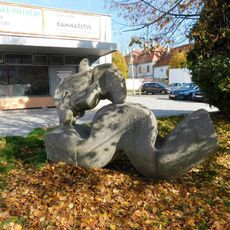 Plastika v areálu severně od Masarykova náměstí v Brandýse nad Labem