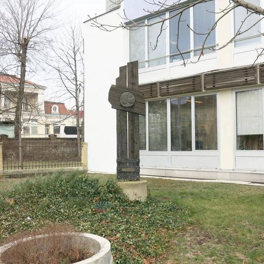 Pomník Milady Horákové na Nádražním náměstí v Teplicích