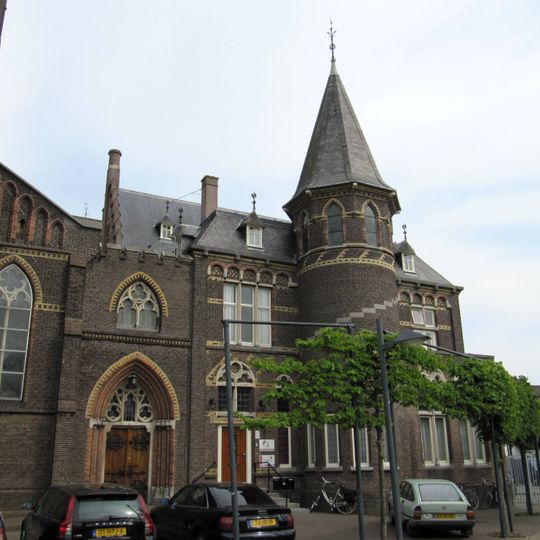 St. Bonifatiuskerk, westelijke pastorie