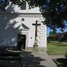 Kříž před kaplí Panny Marie v Malém Pěčíně