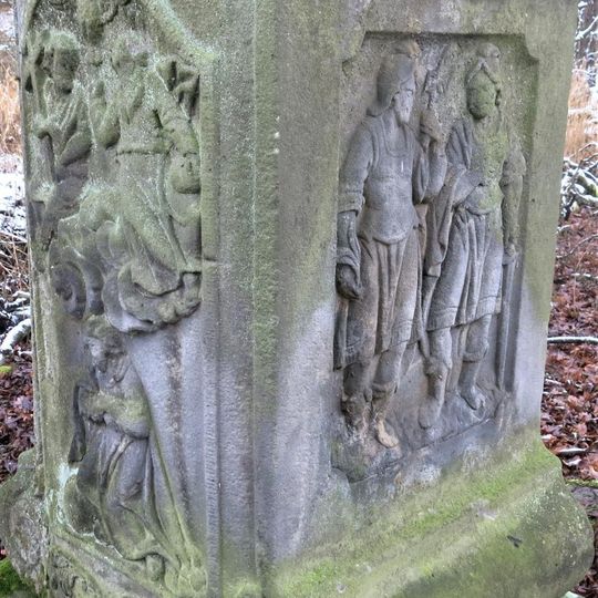 Kříž v lese severně od Hradčan