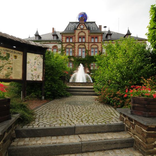 Rathaus mit Globus Neumarkt 1