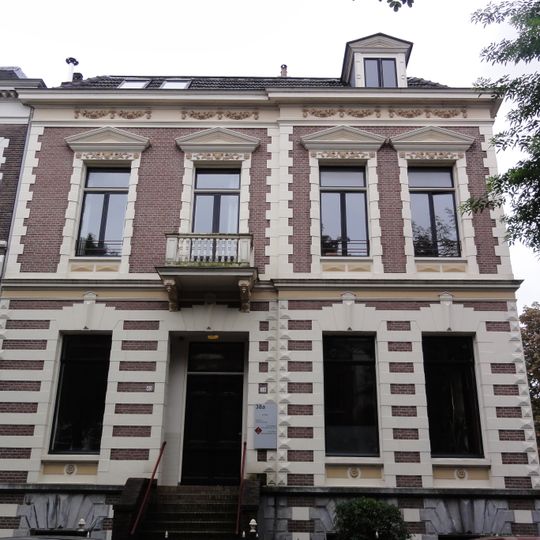 Herenhuis met hekwerk