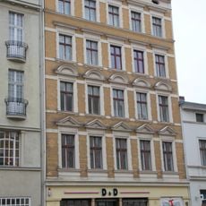 Mietshaus und Gewerbebauten Karl-Marx-Straße 135, Richardstraße 14