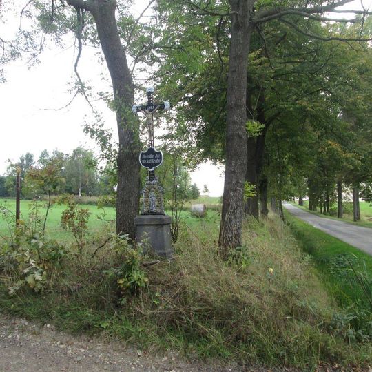 Kříž severně od Vlkovic u rozcestí