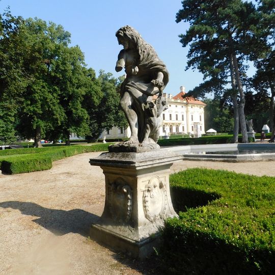 Socha Herkula v zámeckém parku ve Slavkově