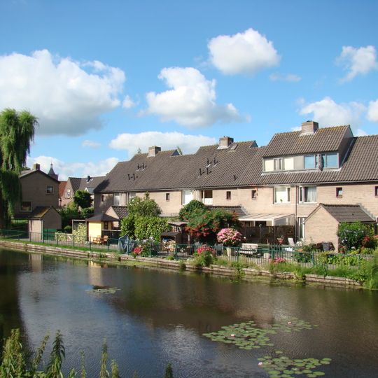 Wallen met overblijfselen van de stadsmuren aan de Zuidzijde van de stad met het watervlak van binnen en buitengracht