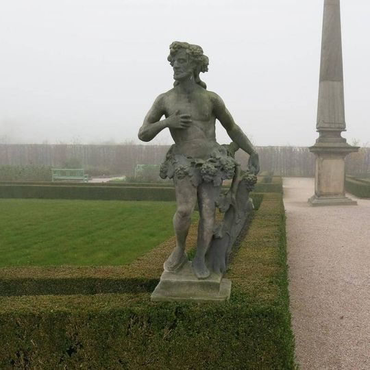 Socha alegorie Podzimu v zahradě špitálu v Kuksu