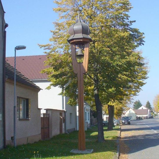 Zvonička na návsi v Račicích