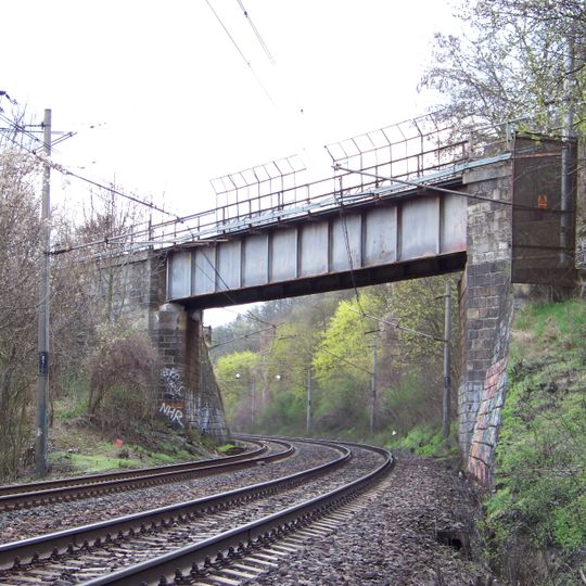 Most východní koleje z Chuchelského tunelu přes trať Praha - Beroun