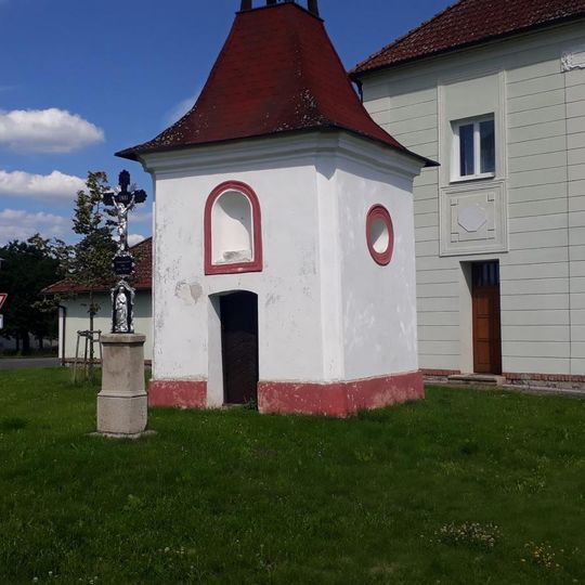 Kříž u kaple v Dyníně