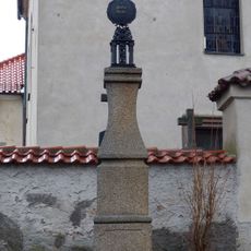 Kříž v Kondraci u kostela