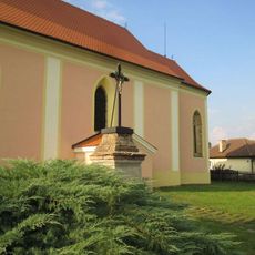 Kříž v Drahoňově Újezdu u kostela