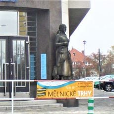 Socha rolnice u spořitelny v Pražské ulici v Mělníku