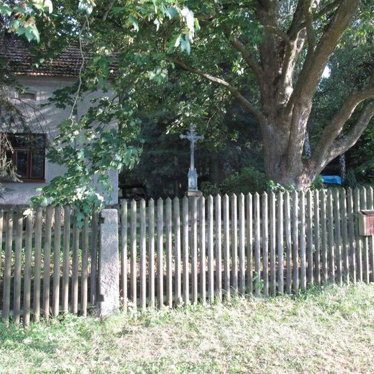 Kříž v Darmyšli za plotem