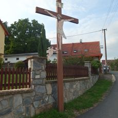 Dřevěný kříž v Nemili Filipově naproti kapli
