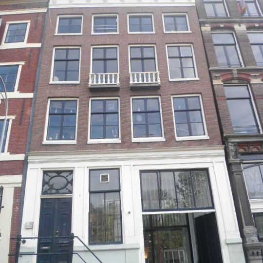 Pand met vier assen brede gevel onder rechte lijst met rozetten