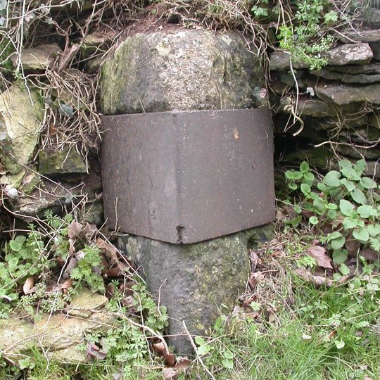 Milestone, Tetbury Hill, S village