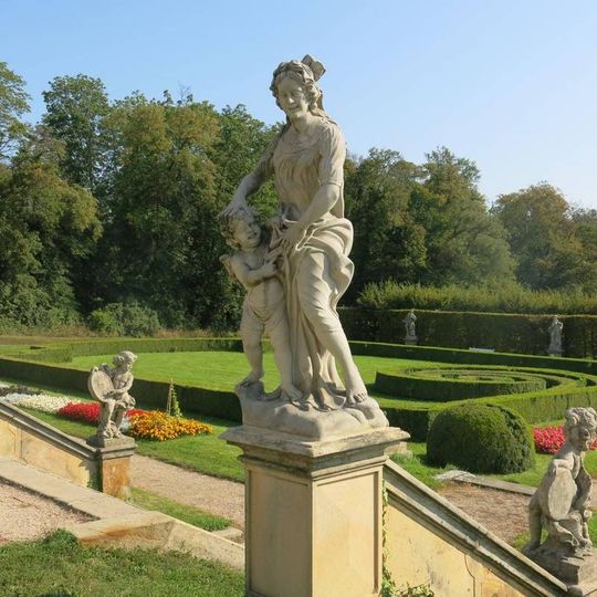 Socha Venuše s Kupidem v zahradě zámku v Lysé nad Labem