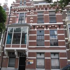 Pand in neo-renaissance trant. Het rechter deel wordt afgesloten door een kroonlijst, waaronder boogfries.