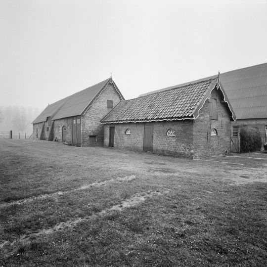 Bakstenen varkenshok op rechthoekige plattegrond, één bouwlaag hoog met zadeldak