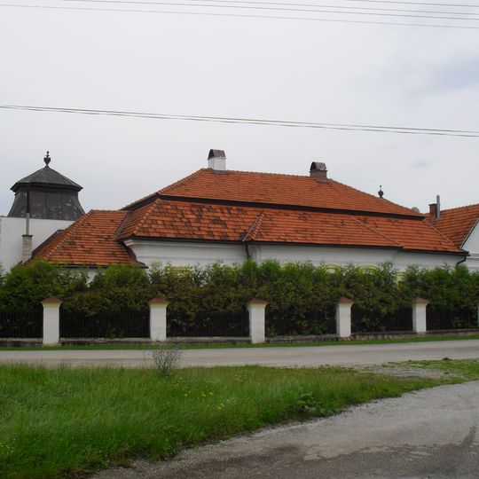Kaštieľ a park, kaštieľ
