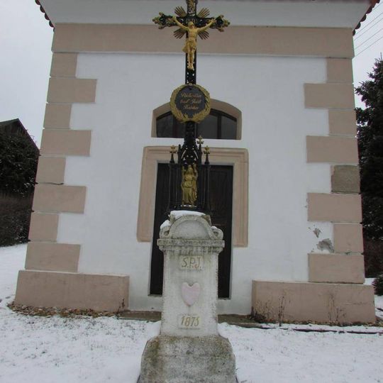 Kříž před kaplí v  Popelištné