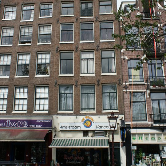 Pand met gevel onder rechte lijst